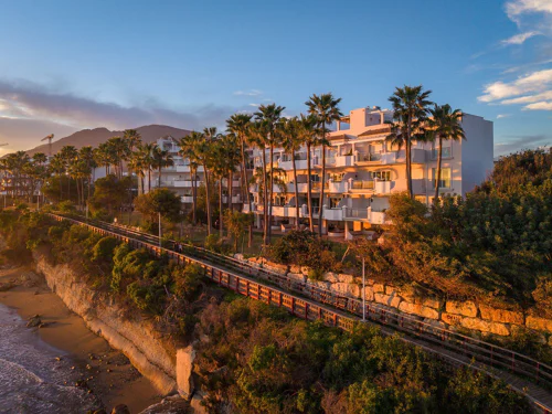 Ático Exclusivo en Estepona con Vistas al Mar y la Montaña