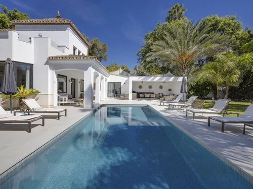 Villa for sale in Estepona