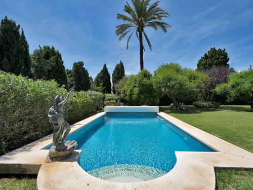 Villa for sale in El Paraiso, Estepona East