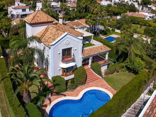 Villa for sale in Estepona