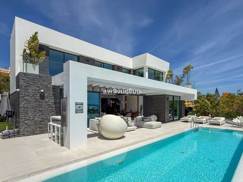 Villa for sale in Cabopino, Marbella East