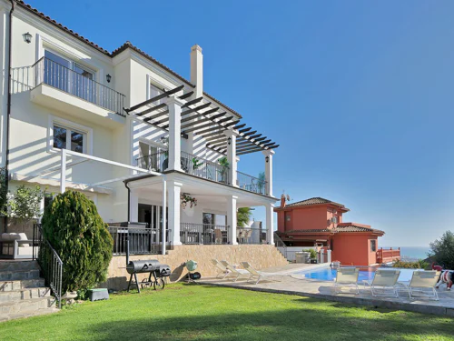 Villa for sale in Benalmadena