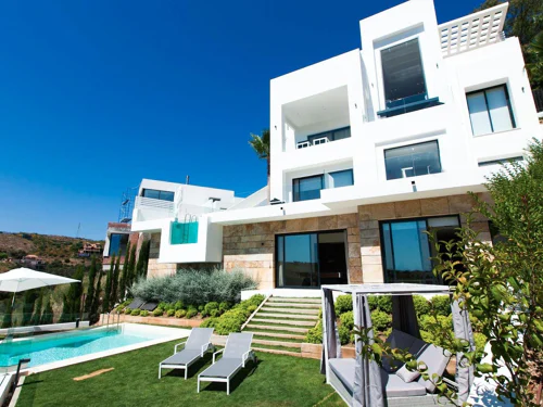 Villa for sale in El Rosario, Marbella East