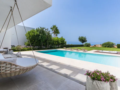 Villa for sale in Santa Clara, Marbella East