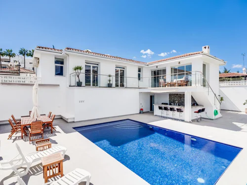 Villa for sale in Estepona