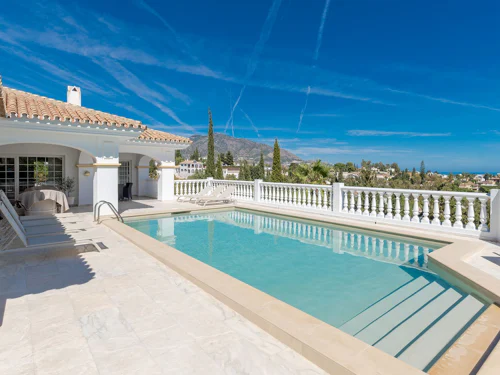 Villa en Campo Mijas con vistas panorámicas al mar y la montaña, piscina privada y jardín en una parcela de 1.261 m².
