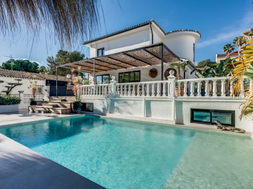Villa de cinco dormitorios con piscina y jardín privados en Nueva Andalucía, Marbella