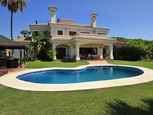 Villa de cinco dormitorios con jardín, piscina privada y vistas panorámicas en Calahonda