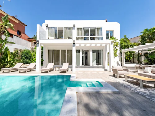 Villa en Nueva Andalucía con piscina y jardín privados, vistas panorámicas y 114 m² de terrazas