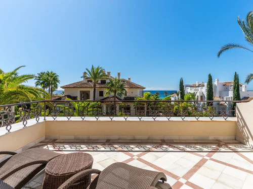 Beachfront apartment in Los Monteros with panoramic views, a 50 m² terrace and communal pool.