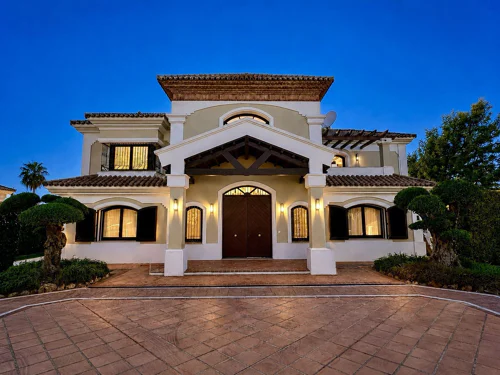 Villa for sale in Los Flamingos, Benahavis