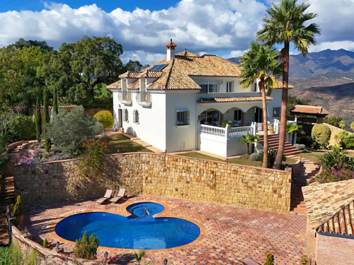 Villa for sale in La Mairena, Marbella East