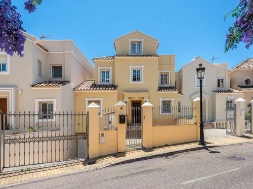 Villa for sale in Estepona