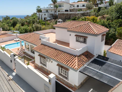 Villa for sale in Benalmadena