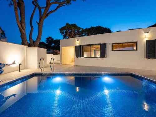 Villa en Calahonda, Mijas Costa, con vistas al mar, piscina y jardín privados, amplia terraza y orientación sur.