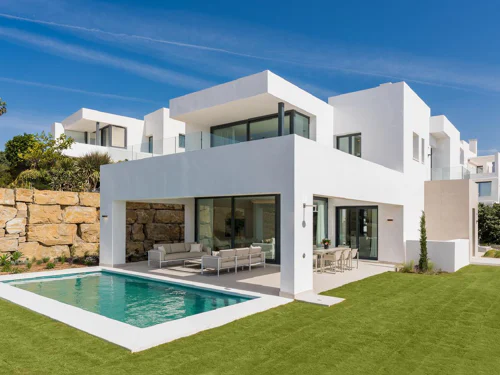Villa for sale in Estepona West