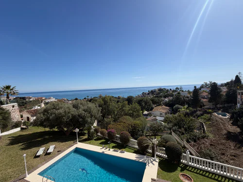 Villa Exclusiva de Estilo Andaluz con Vistas Panorámicas al Mar en Torremuelle