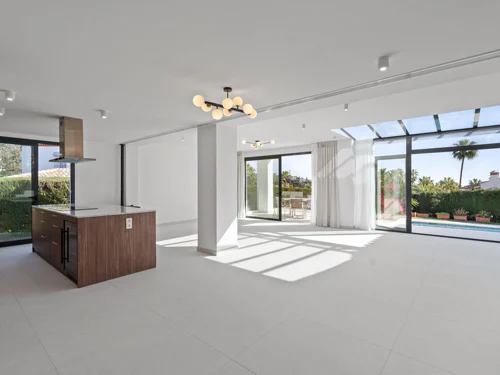 Villa for sale in Elviria, Marbella East