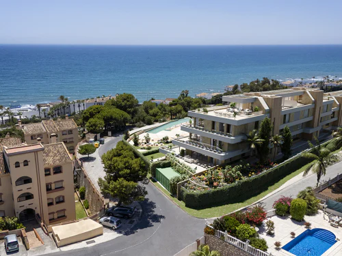 Ático de obra nueva en Cala de Mijas con 2 dormitorios, 2 baños, 114 m² de terraza, vistas al mar y garaje privado.