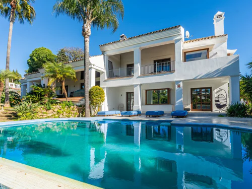 Villa for sale in El Paraiso, Estepona East