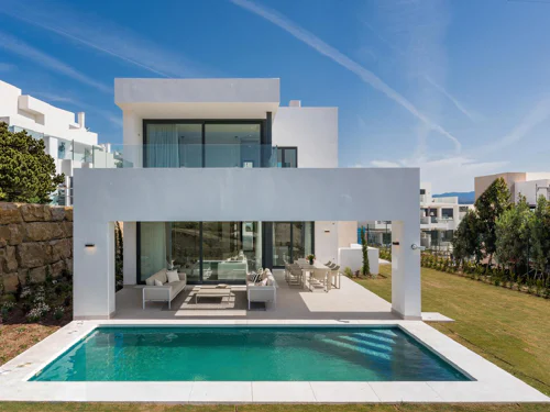 Villa for sale in Estepona West