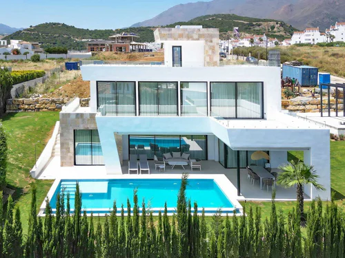 Villa for sale in Valle Romano, Estepona West