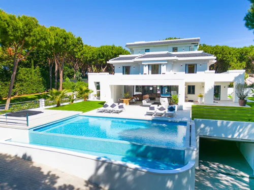 Villa for sale in Hacienda las Chapas, Marbella East