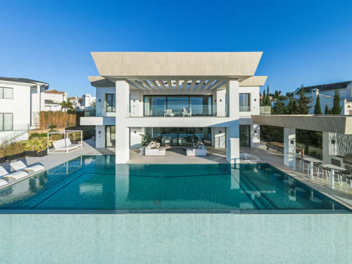 Villa for sale in Los Altos del Paraiso, Estepona
