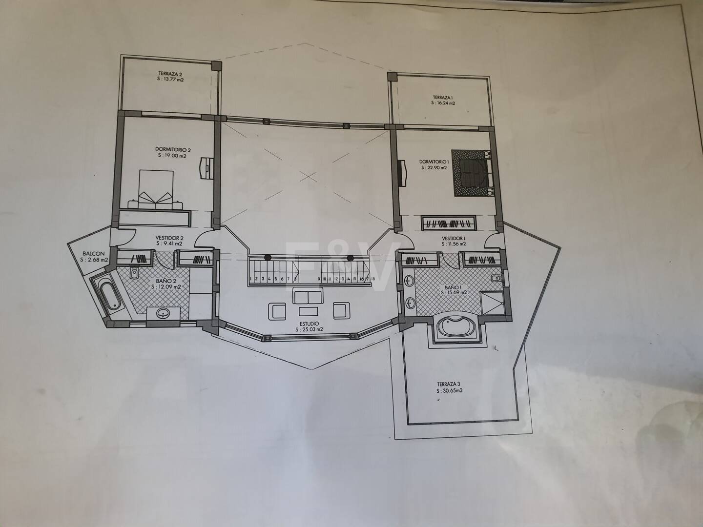 Modern villa i Los Naranjos Golf ligger i en gated community