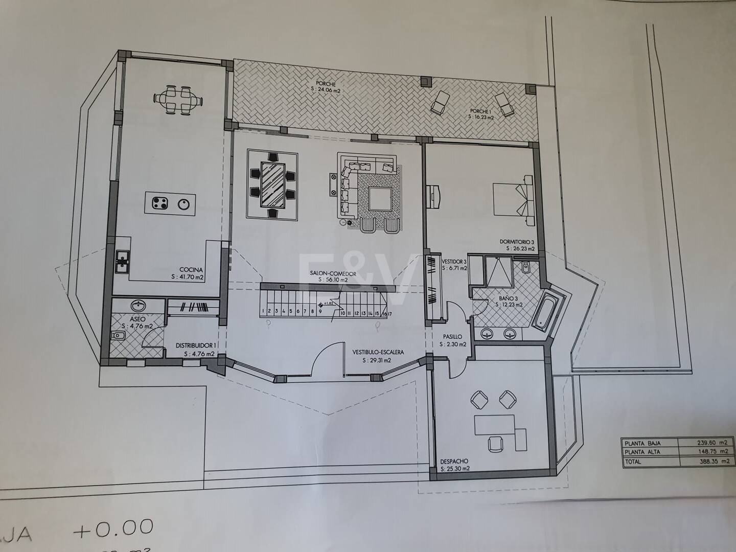Modern villa i Los Naranjos Golf ligger i en gated community