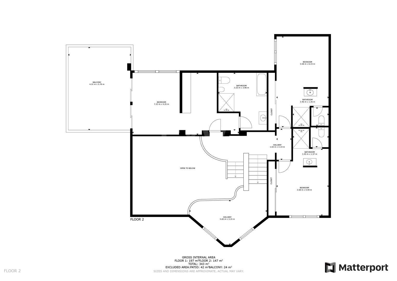 Villa elegante con piscina, jardín tropical y atractivo urbano