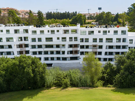 Breeze is a spectacular project of 34 amazing apartments and penthouses, located in front line golf in Marbella