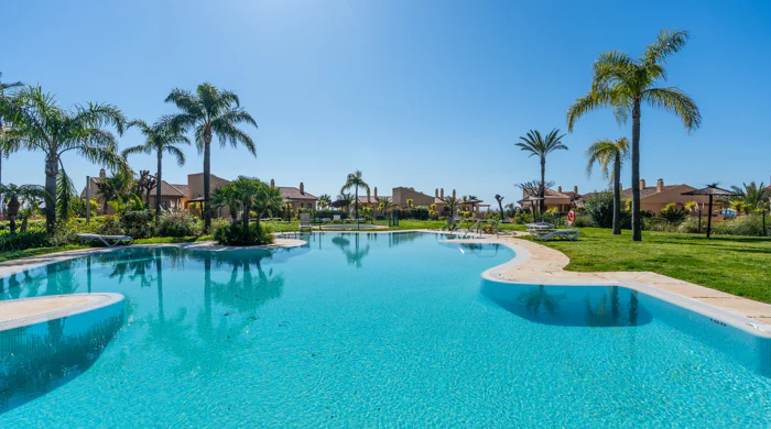 Altura 160, comfort and quality of life in modern apartments is Benahavis. Key Ready.