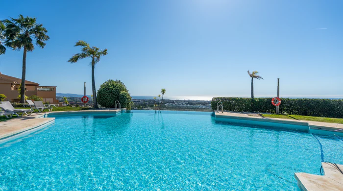 Altura 160, comfort and quality of life in modern apartments is Benahavis. Key Ready.