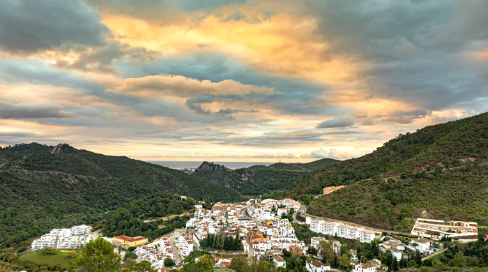Altura 160, comfort and quality of life in modern apartments is Benahavis. Key Ready.