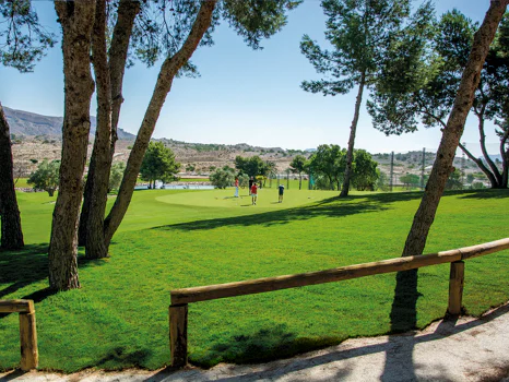 Allure, confort and design in groundfloor and duplex apartments in Alenda Golf.