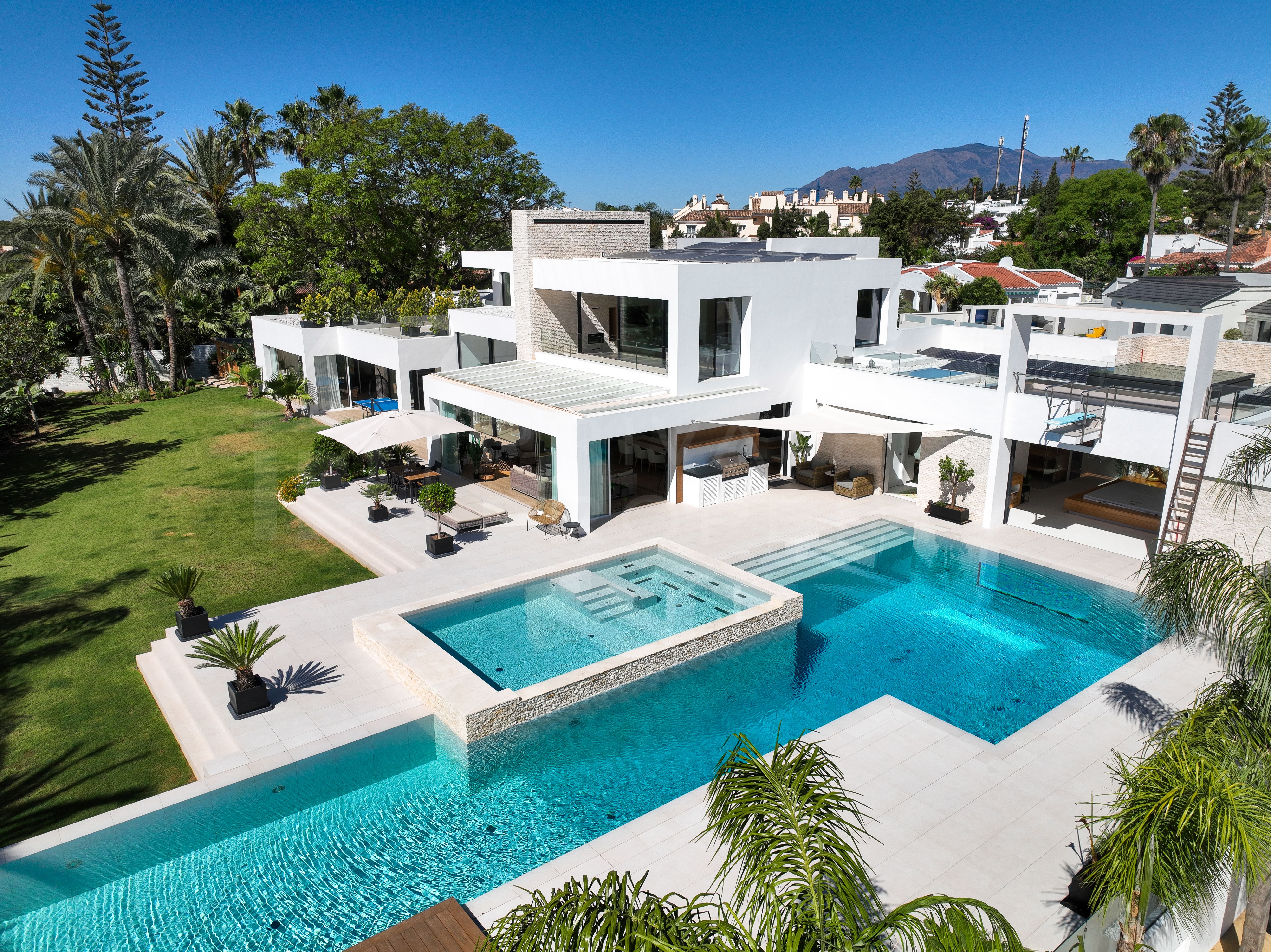 LA CASA BLANCA - MODERN MANSION WITH GUEST HOUSE AND AN OASIS OF SPORTING FACILITIES