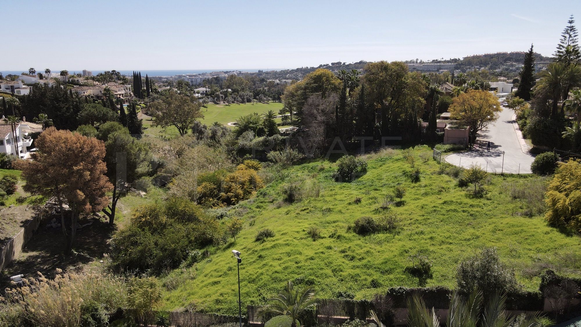 Plot for sale in a prime location in Nueva Andalucía with sea and golf views