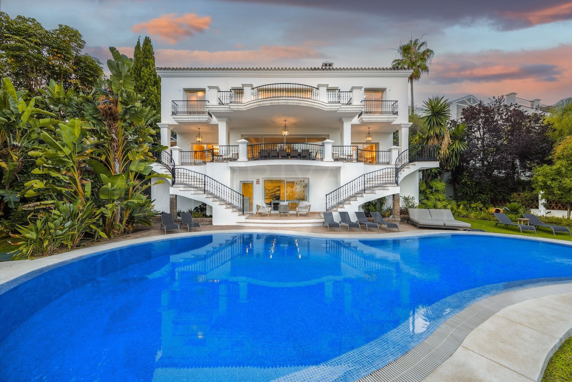 VILLA MIRADOR - ELEGANT VILLA WITH GOLF AND MOUNTAIN VIEWS IN EL HERROJO
