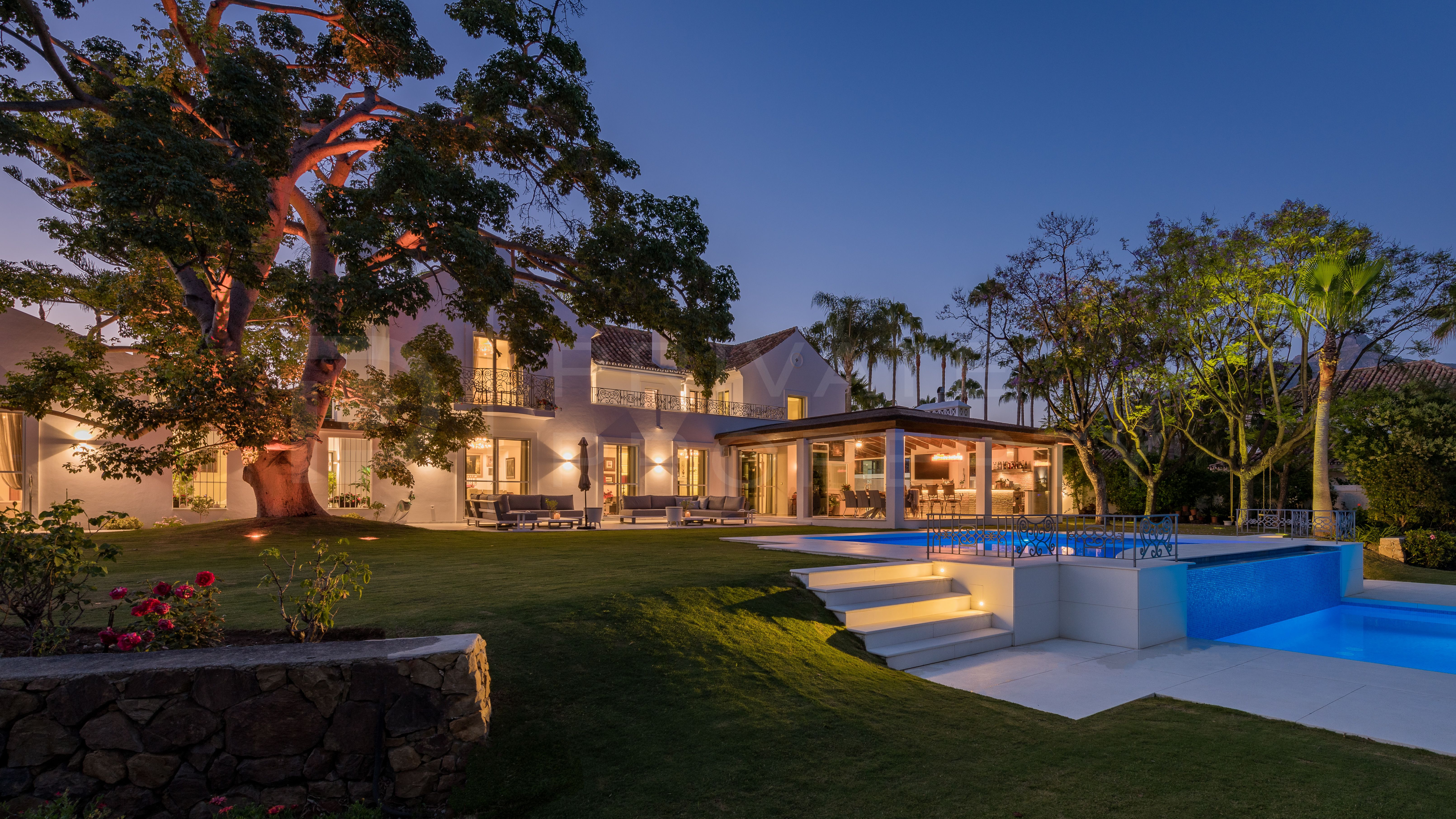 VILLA HERMOSA - FRONTLINE GOLF WITH DIRECT ACCESS ONTO LOS NARANJOS GOLF COURSE