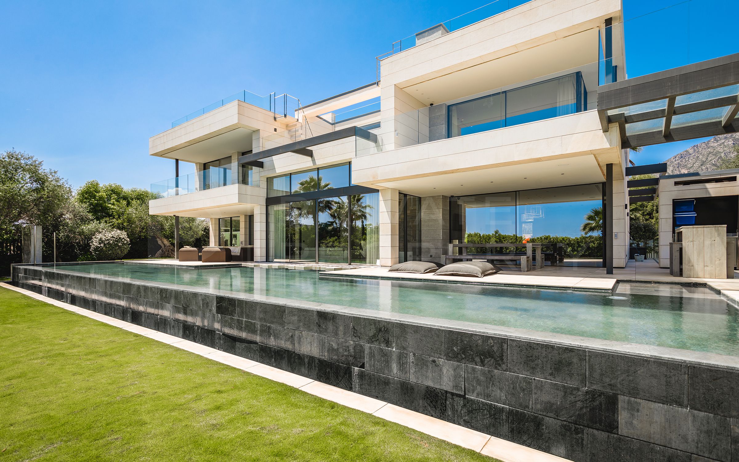 LOMAS DEL VIRREY - MODERN VILLA WITH ONE BEDROOM GUEST HOUSE