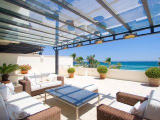 Lujoso apartamento dúplex en primera línea de playa ubicado en uno de los complejos más solicitados de la Milla de Oro de Marbella. Precio: 3.750.000€. Ref: DM1489-52 