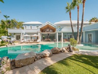 Villa en Guadalmina Baja con atractivo diseño y buena distribución en parcela muy privada orientada al sur. 916 m2 Construidos. 2.022m2 Parcela. Precio: 3.900.000€. Ref: DM3221