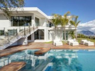 Unique new villa in La Zagaleta Golf & Country Club, the most exclusive residential estate on the Coast. 950 m2 Built. 4.237 m2 Plot. Price: 7.750.000€. Ref: DM3200-01