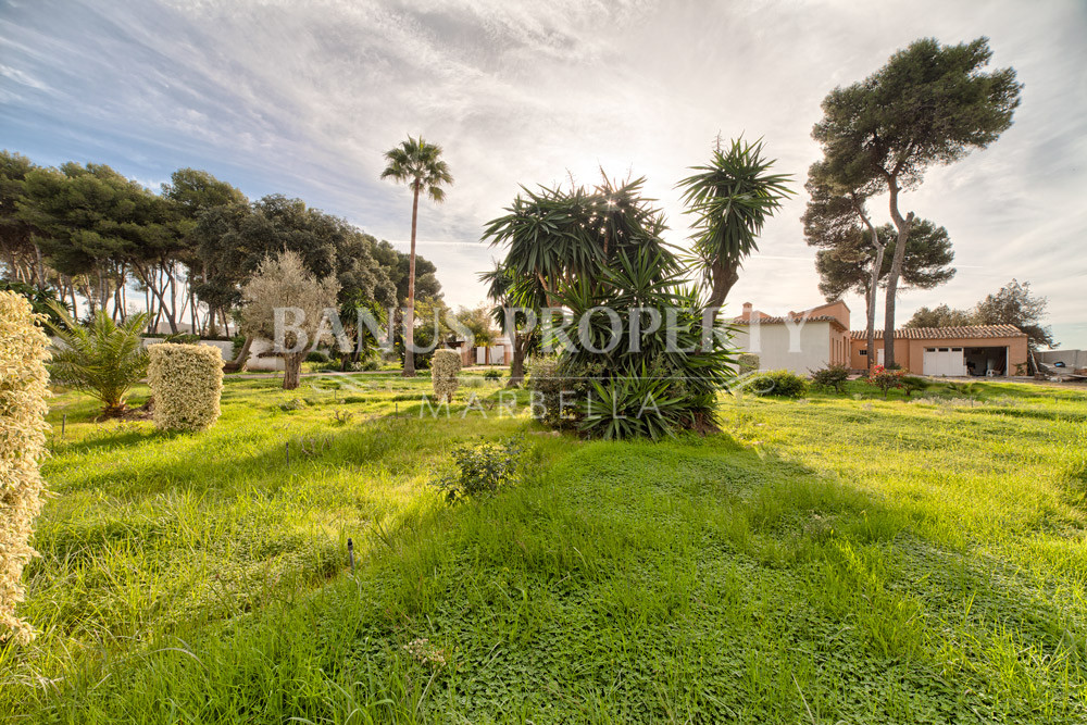 Parcela de 5.703m2 con proyecto de una villa de 2.700m2 frente al mar en Benamara, Estepona