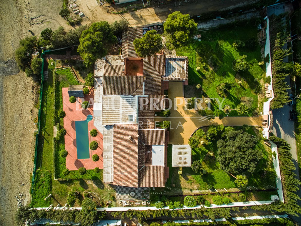Parcela de 5.703m2 con proyecto de una villa de 2.700m2 frente al mar en Benamara, Estepona