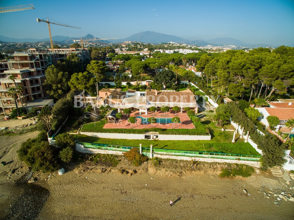 Parcela de 5.703m2 con proyecto de una villa de 2.700m2 frente al mar en Benamara, Estepona