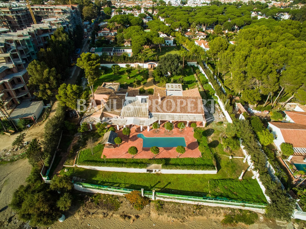 Parcela de 5.703m2 con proyecto de una villa de 2.700m2 frente al mar en Benamara, Estepona