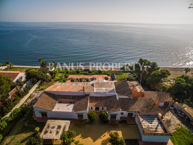 Parcela de 5.703m2 con proyecto de una villa de 2.700m2 frente al mar en Benamara, Estepona