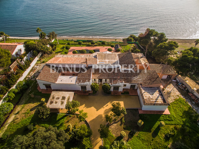 Parcela de 5.703m2 con proyecto de una villa de 2.700m2 frente al mar en Benamara, Estepona